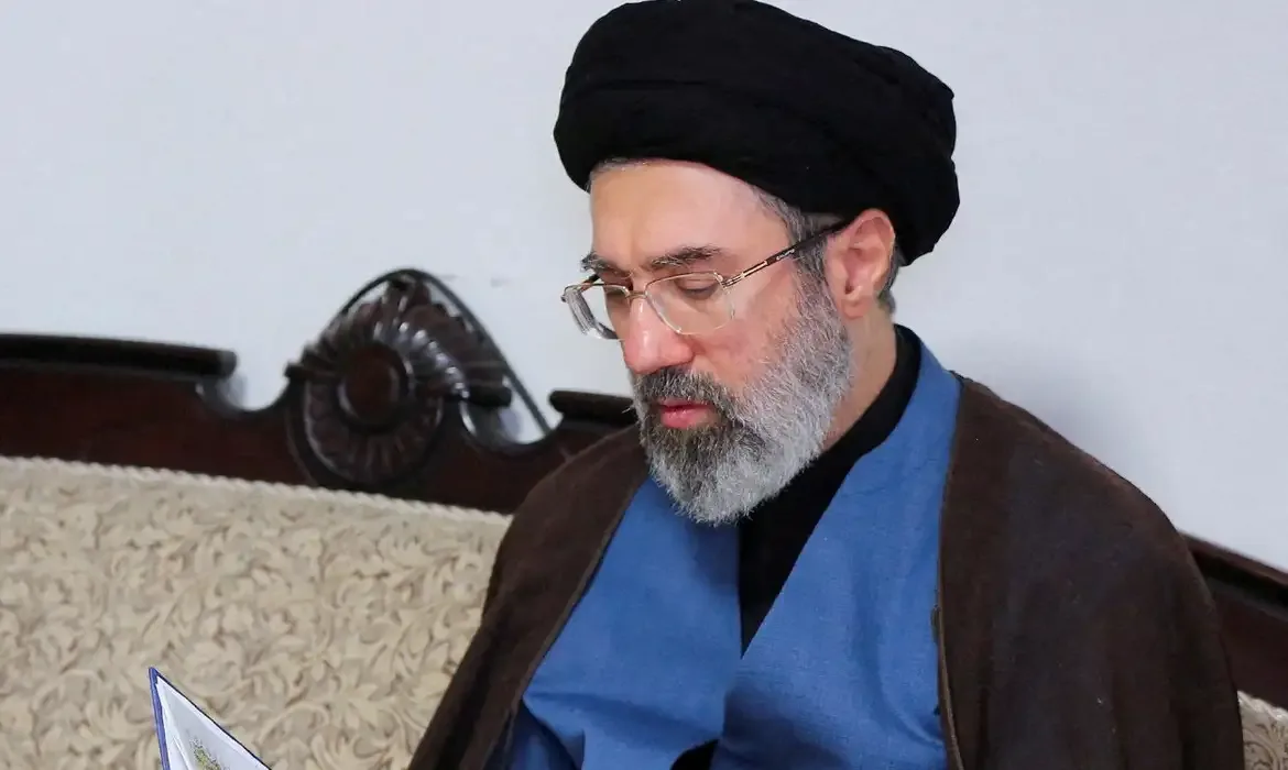 Office of the Iranian Supreme Le/Reuters/ Proibido reprodução FILE PHOTO: Mojtaba Khamenei, the second son of Iran's Supreme Leader Ayatollah Ali Khamenei, visits Hezbollah's office in Tehran, Iran, October 1, 2024. Office of the Iranian Supreme Leader/WANA (West Asia News Agency)/Handout via REUTERS/File Photo ATTENTION EDITORS - THIS PICTURE WAS PROVIDED BY A THIRD PARTY. THIS PICTURE WAS PROCESSED BY REUTERS TO ENHANCE QUALITY. AN UNPROCESSED VERSION HAS BEEN PROVIDED SEPARATELY. TPX IMAGES OF THE DAY