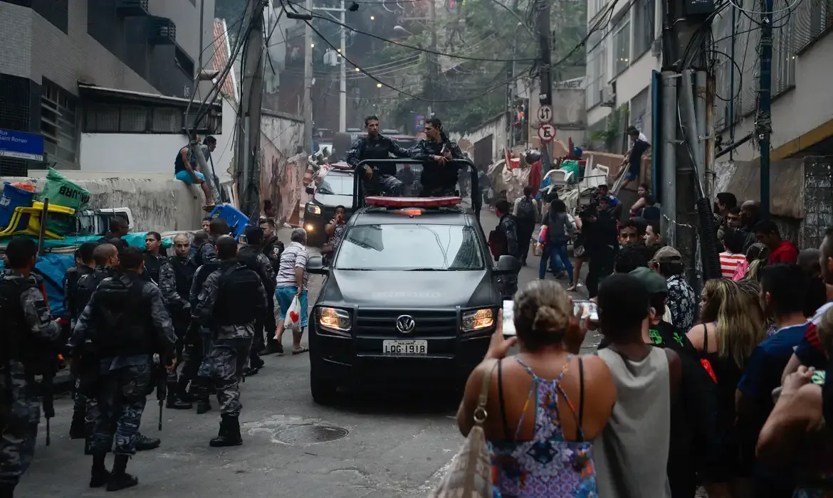 Fernando Frazão/Agência Brasil Rio de Janeiro - Operação policial após ataques às bases das Unidades de Polícia Pacificadora (UPP) nas comunidades do Cantagalo e Pavão-Pavãozinho, em Copacabana. (Fernando Frazão/Agência Brasil)