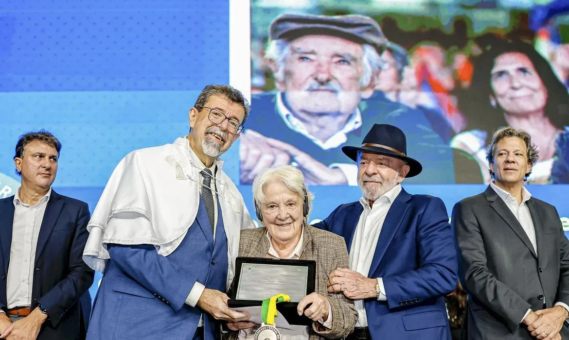 Ricardo Stuckert/PR São Bernardo do Campo (SP), 19/03/2026 - Presidente da República, Luiz Inácio Lula da Silva, durante a cerimônia de entrega de título de Doutor Honoris Causa (in memoriam) a José “Pepe” Mujica, no Centro de Formação e Educação Permanente (Cenforpe). Na foto (da esquerda para a direita): Ministro da Educação, Camilo Santana; Reitor da Universidade Federal do ABC (UFABC), Dácio Roberto Matheus; Ex-Senadora e Ex-Vice Presidenta do Uruguai, Lucía Topolansky, viúva de Jose Pepe Mujica; Presidente da República, Luiz Inácio Lula da Silva e o Ministro da Fazenda, Fernando Haddad. Foto: Ricardo Stuckert/PR