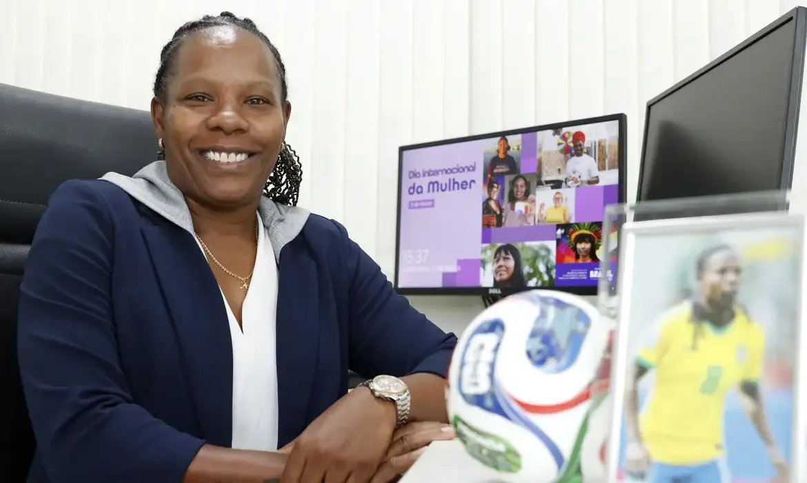 Bruno Peres/Agência Brasil Brasília (DF), 12/03/2026 - Mulheres no Futebol. Formiga, ex-jogadora da Seleção Brasileira de Futebol, atualmente atua no cargo de Diretora de Políticas de Futebol e de Promoção do Futebol Feminino no Ministério do Esporte. Foto: Bruno Peres/Agência Brasil