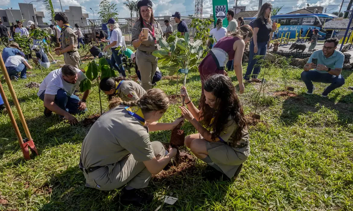 Rafa Neddermeyer/Agência Brasil Campo Grande/ MS - 28.03.2026 - Diversos convidados plantam mudas, durante inauguração do Bosque da COP15, onde foram plantadas 250 mudas. Foto: Rafa Neddermeyer/ Agência Brasil