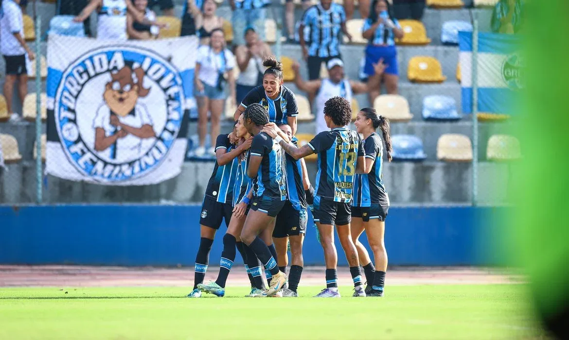 Lucas Uebel/Gremio FBPA/Direitos Reservados RS - FUTEBOL/CAMPEONATO BRASILEIRO FEMININO 2026/GREMIO X INTERNACIONAL - ESPORTES - Lance da partida entre Gremio e Internacional disputada na noite desta segunda-feira no Estádio do SESC, em Porto Alegre, valida pelo Campeonato Brasileiro Feminino 2026. FOTO: LUCAS UEBEL/GREMIO FBPA
